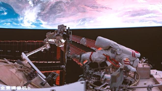 图说|神舟二十乘组凯旋:镜头内外两个王杰的航天缘