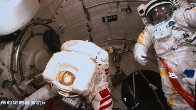 图说|神舟二十乘组凯旋:镜头内外两个王杰的航天缘