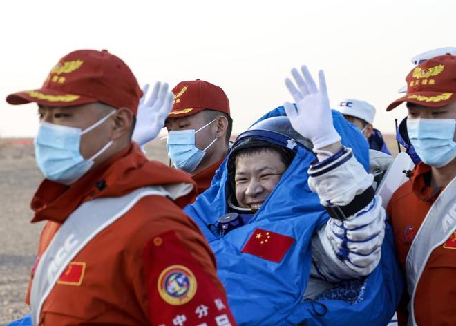 图说|神舟二十乘组凯旋:镜头内外两个王杰的航天缘