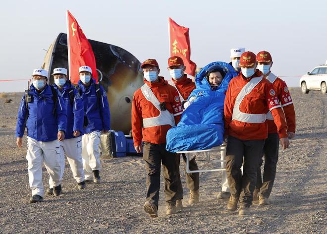 图说|神舟二十乘组凯旋:镜头内外两个王杰的航天缘