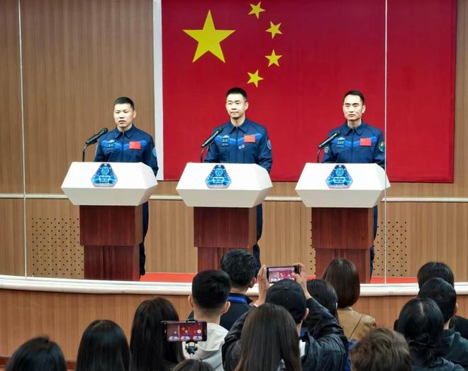 图说|神舟二十乘组凯旋:镜头内外两个王杰的航天缘