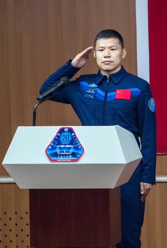 图说|神舟二十乘组凯旋:镜头内外两个王杰的航天缘