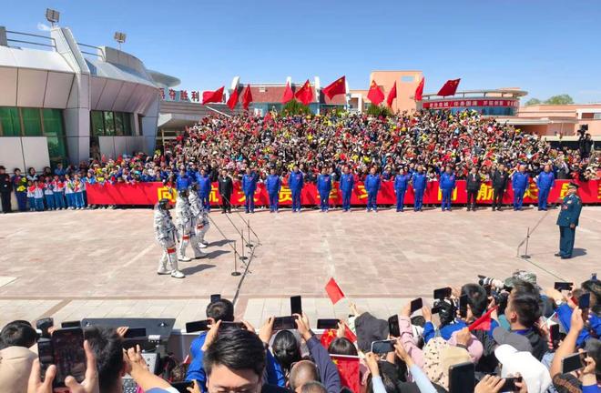 图说|神舟二十乘组凯旋:镜头内外两个王杰的航天缘