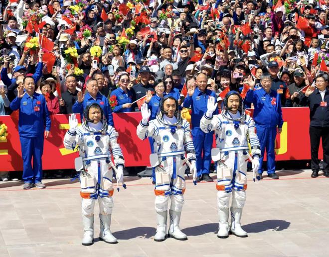 图说|神舟二十乘组凯旋:镜头内外两个王杰的航天缘