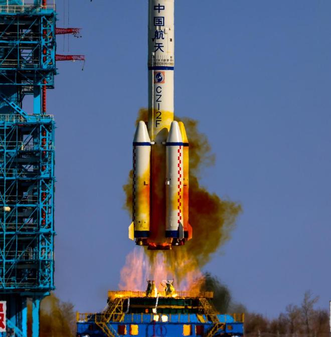 图说|神舟二十乘组凯旋:镜头内外两个王杰的航天缘