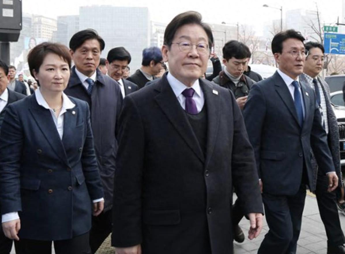 尹锡悦弹劾案宣判在即，反对派领导人李在明穿防弹背心“出街”